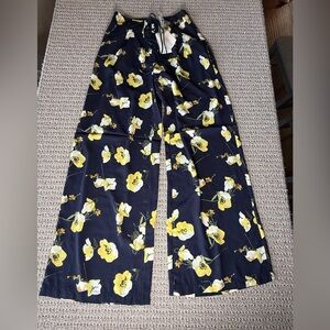 NWT Moon River Navy Floral Pants..Size Small